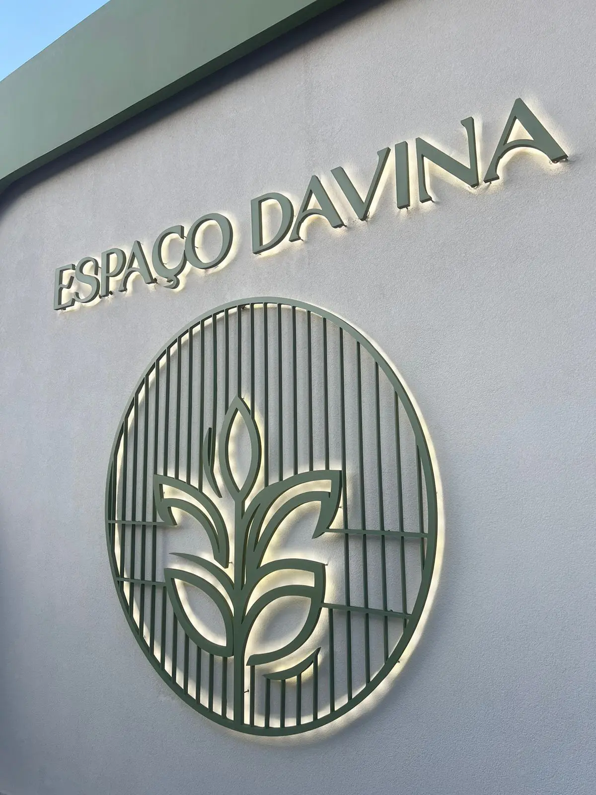 Aplicação do logo na fachada do Espaço Davina em Salto/SP