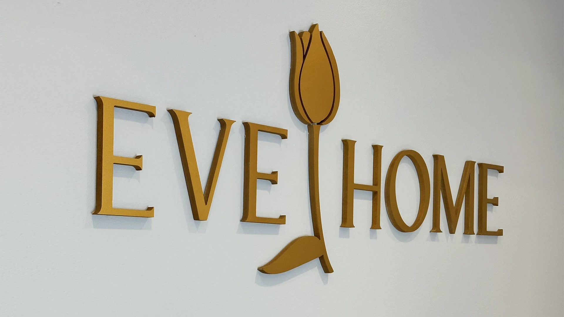 Identidade visual criada pela Chez Publicidade para a loja de perfumes e presentes Eve Home
